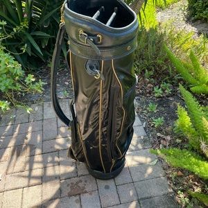 Palmer Cart Bag 
Classic style in black